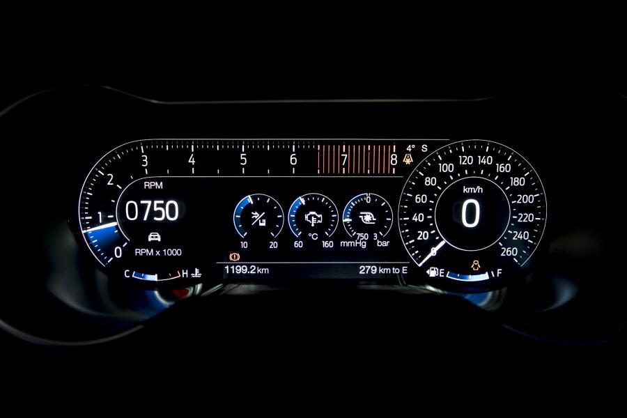 Панель приборов Ford Mustang GT Fastback 2017 года  (EU) (фото 29 из 42)
